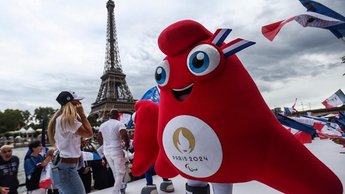 La mascota de los Juegos Olímpicos de París junto a la torre Eiffel, el monumento más emblemático de la capital francesa