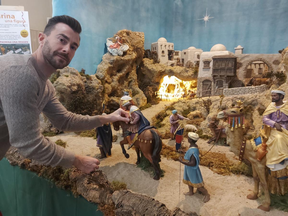 Eduardo Cotarelo coloca una de las figuras.