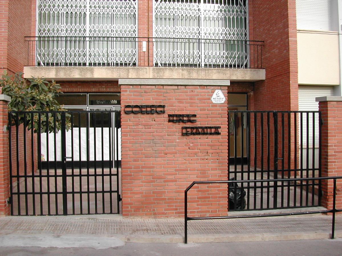 Acceso a las antiguas instalaciones escolares de Benifairó de les Valls.