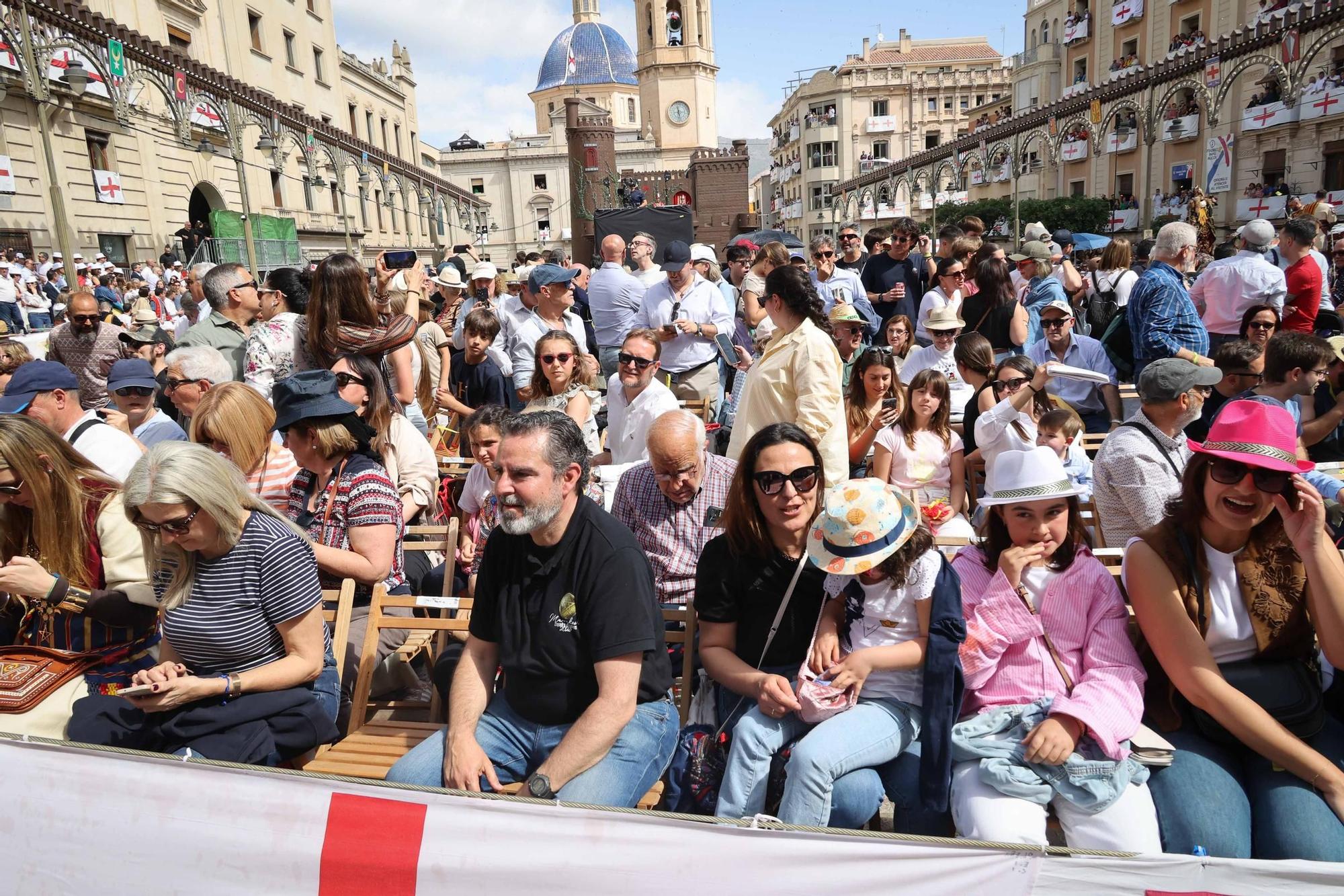 Alcoy se entrega al espectáculo de las tropas cristianas