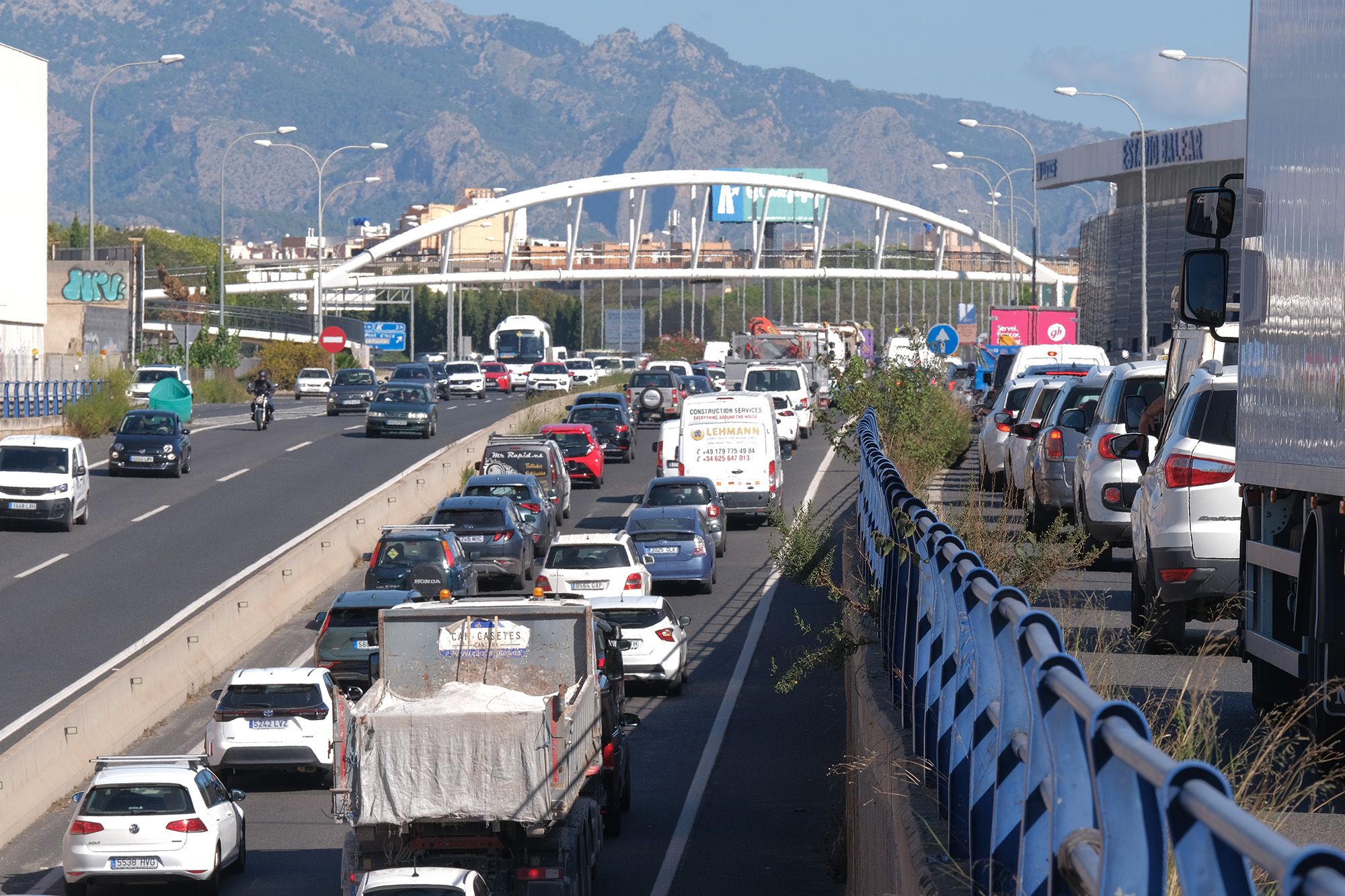 FOTOS: Monumental atasco en la Vía de Cintura de Palma por el vuelco de un coche