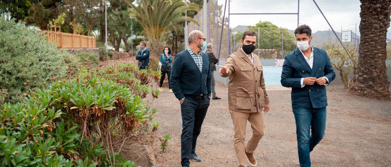 Una visita de responsables municipales a uno de los parques del municipio.