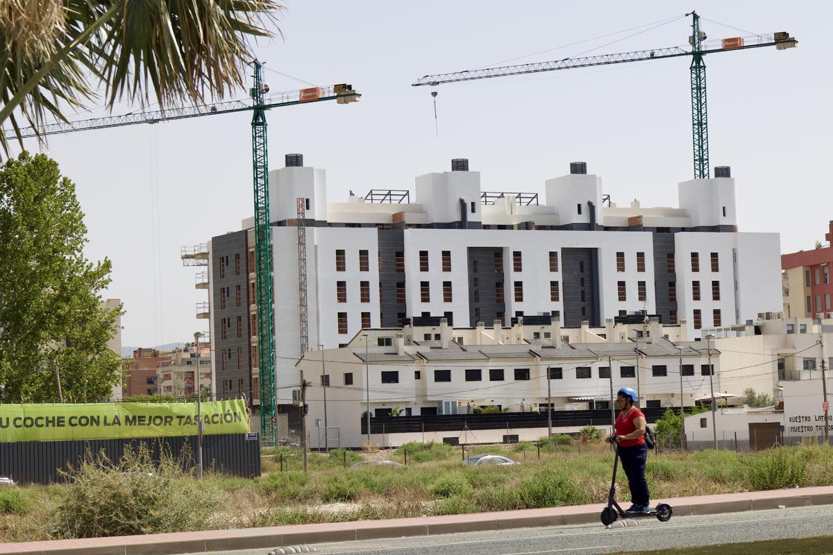 Edificio de viviendas en obras en la zona norte de  Murcia.