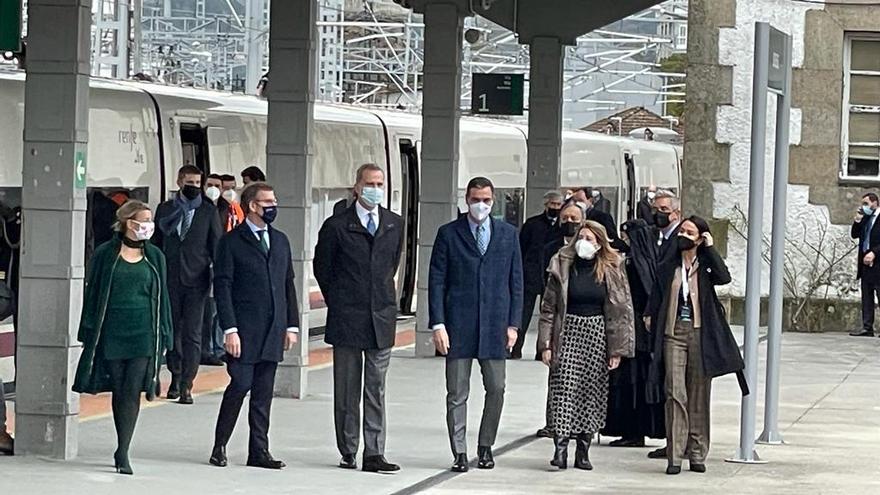 Yolanda Díaz, Núñez Feijóo, Felipe VI, Pedro Sánchez, Raquel Sánchez e Isabel Pardo de Vera en la estación de Ourense