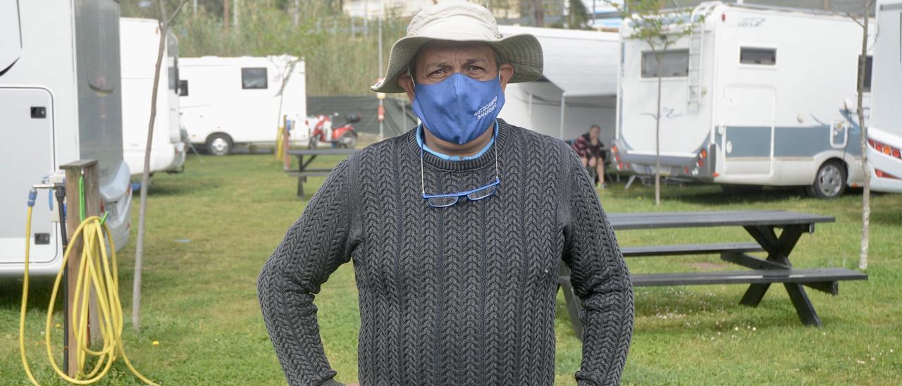 José Acuña posa en su camping de autocaravanas.