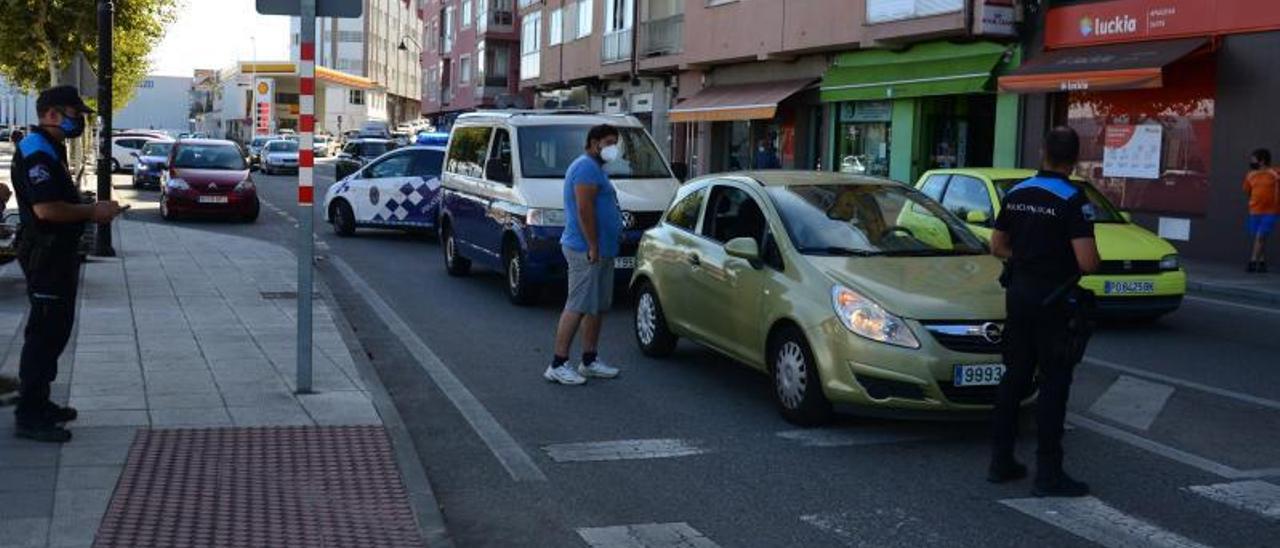 Una furgoneta vuelca en Coiro y un turismo, a punto de despeñarse en el muelle de Massó