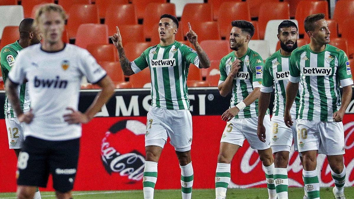 El Betis celebra el
segundo gol ante la
desolación de Wass.  efe/M.bruque