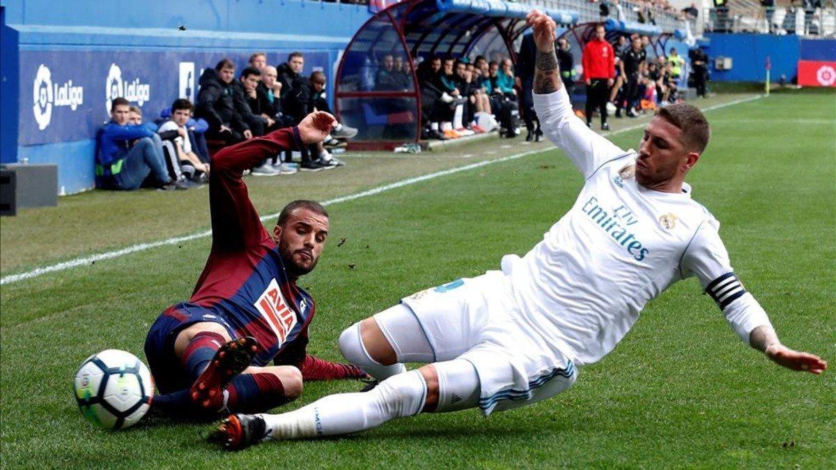 Sergio Ramos frena a Pedro León en una acción del Eibar - Real Madrid