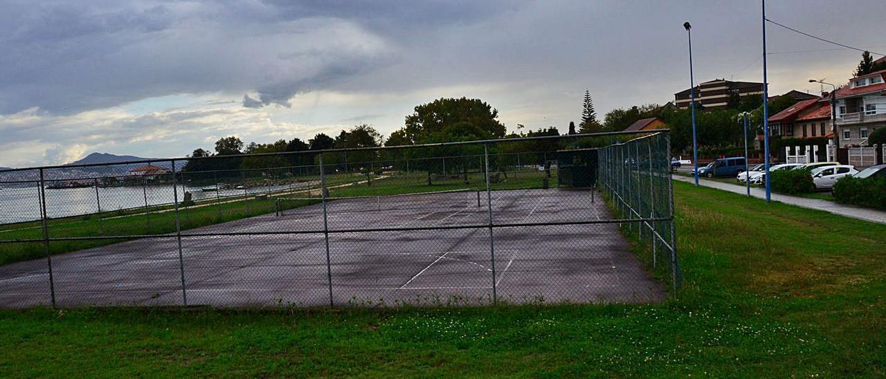 Estado de la pista de tenis en la explanada de Samertolaméu. |   GONZALO NÚÑEZ