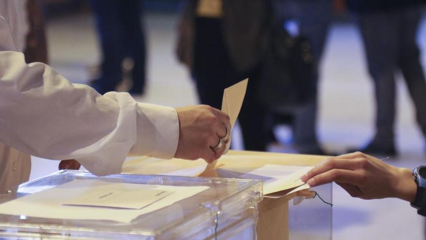 Un ciudadano deposita el voto en la urna del Senado.