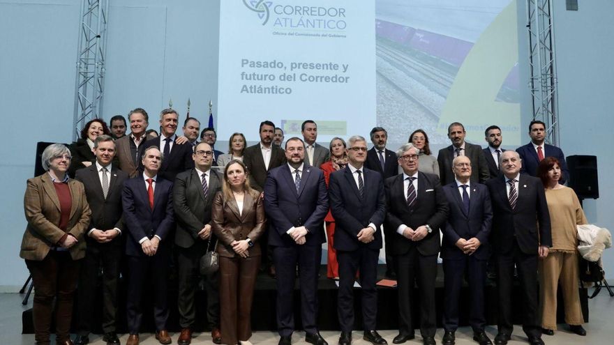 Fotografía de familia con algunos de los asistentes ayer a la presentación del comisionado gubernamental para el Corredor Atlántico, en el Laboral Centro de Arte de Gijón. | Juan Plaza