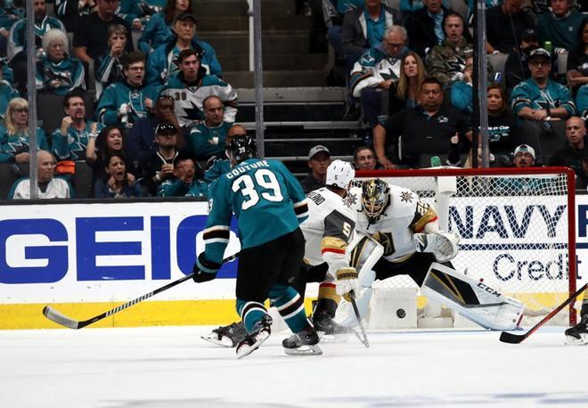 Logan Couture # 39 de los San Jose Sharks anotó su primer gol de la noche contra Marc-Andre Fleury # 29 de los Golden Knights de Las Vegas en la Conferencia Oeste durante los Playoffs de la Copa Stanley NHL 2019 en SAP Centro en San José, California.