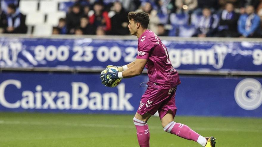Álex Domínguez, portero de la UD, con el balón en las manos durante el partido frente al Oviedo en el Tartiere. | | IRMA COLLÍN