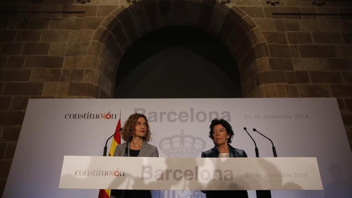 Meritxell Batet e Isabel Celáa en la rueda de prensa posterior al Consejo de Ministros de Barcelona