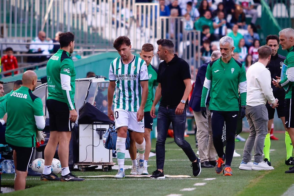 Del Moral, cabizbajo tras su lesión ante el Granada en El Arcángel, el domingo.