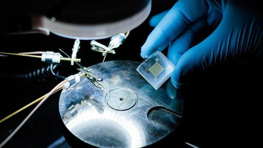 Un nuevo parche elástico lleva la IA directamente a la piel humana