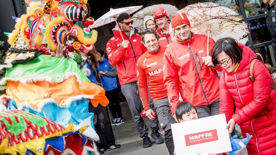 Los tripulantes del &quot;Mapfre&quot;, en la ceremonia de despedida en Guangzhou. // María Muíña