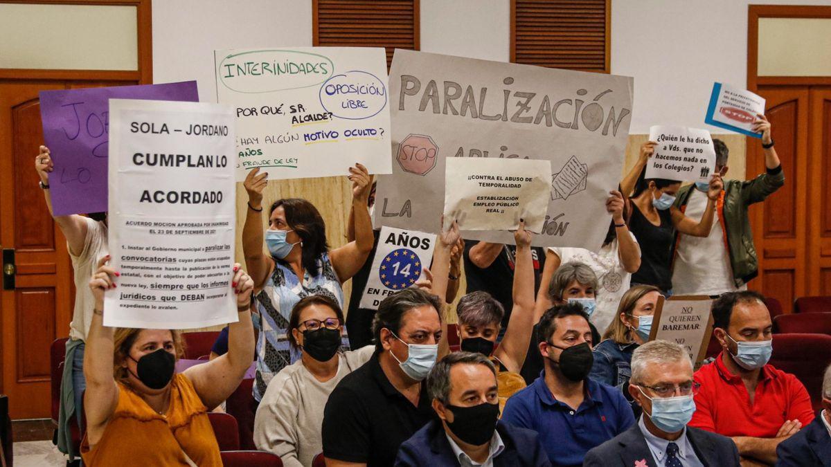 Protesta por el empleo público en el salón de plenos del Ayuntamiento de Córdoba.