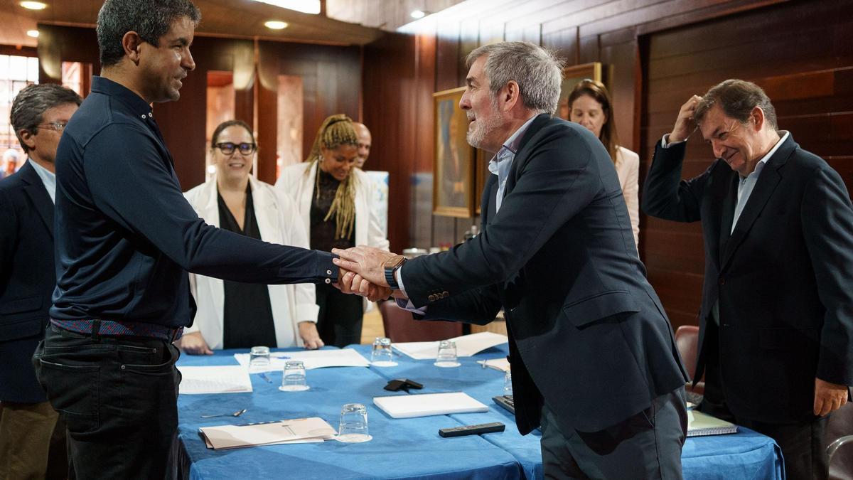 El presidente Fernando Clavijo saludando esta mañana del viernes a los jurados, entre ellos el nadador Enhamed Mohamed Yahdih, antes de fallar los Premios Canarias, en Presidencia en Santa Cruz de Tenerife.