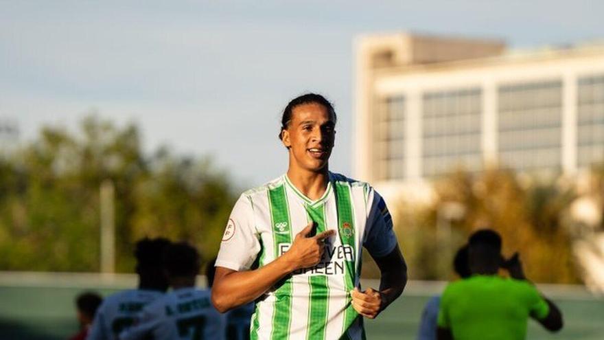 Yanis, un internacional Sub 19 en el radar del CD Tenerife: negociaciones en curso