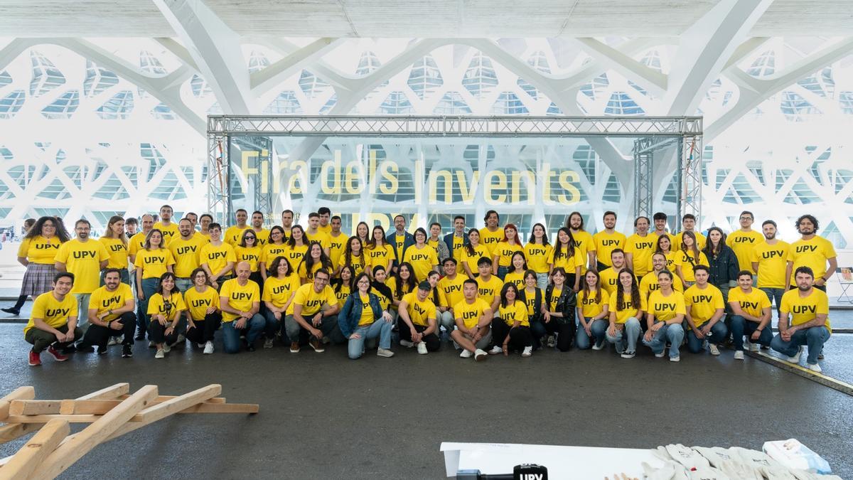 El equipo de la Politècnica que ha montado la Fira dels Invents hoy en la Ciudad de las Artes y las Ciencias.