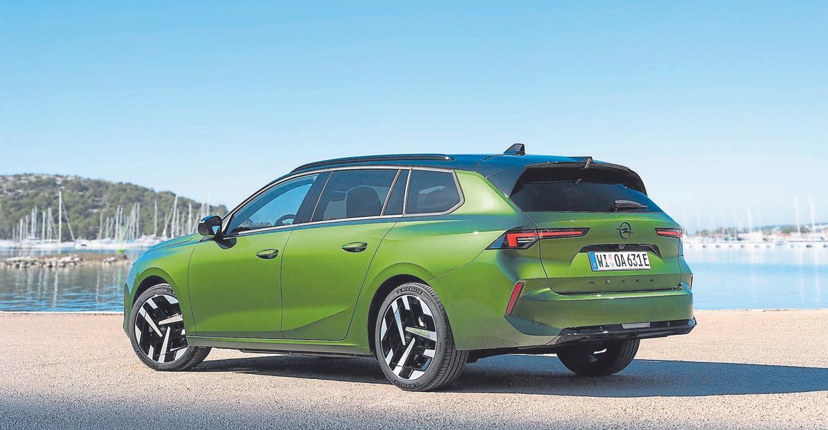 La estilizada carrocería Sports Tourer no desmerece en absoluto respecto al ‘hatchback’; además, aporta más espacio de carga y deja el voladizo trasero casi 30 centímetros más largo