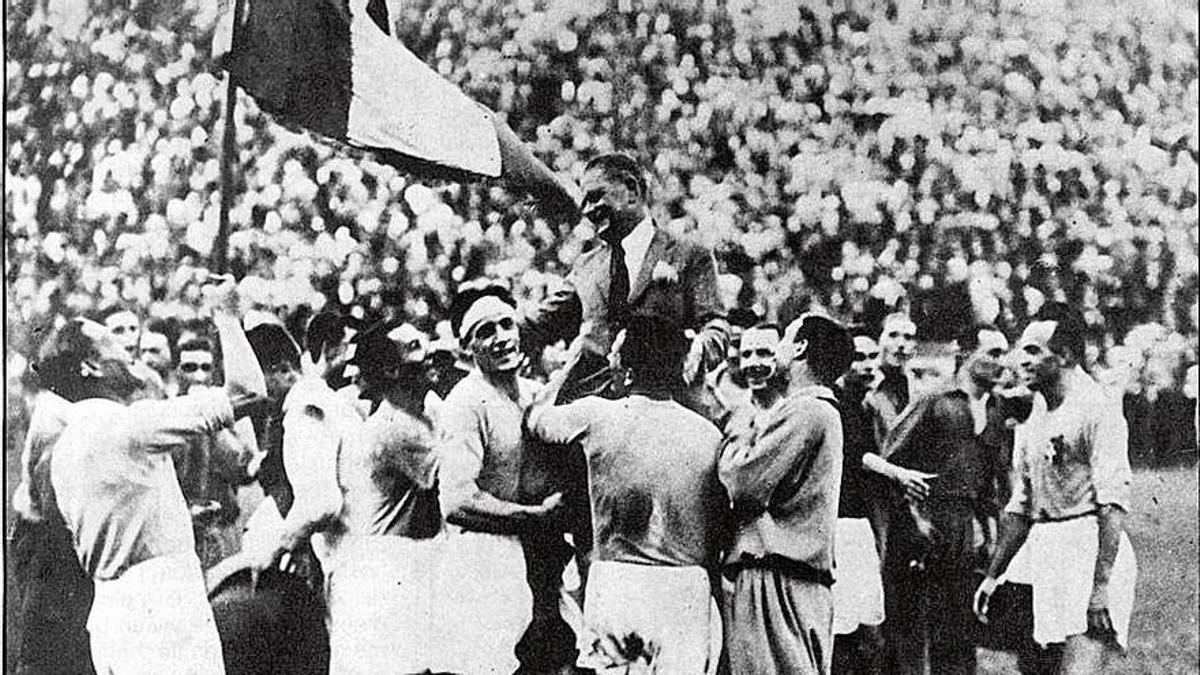 Los jugadores italianos celebran la conquista del Mundial de 1934.