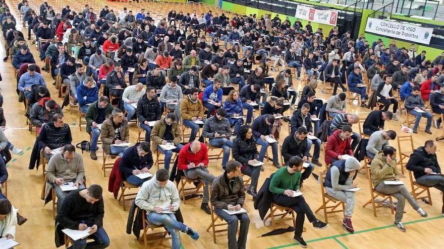 La prueba teórica para obtener una plaza como Policía Local arrancó a las 13.30 horas en el complejo deportivo de Navia. // Marta G. Brea