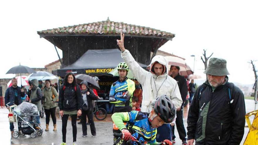 Un joven deportista supera un obstáculo durante una prueba.