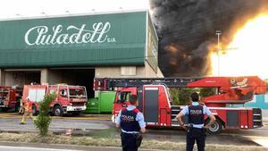 un incendio quema la empresa auladell de sarri de ter  acn vdeo