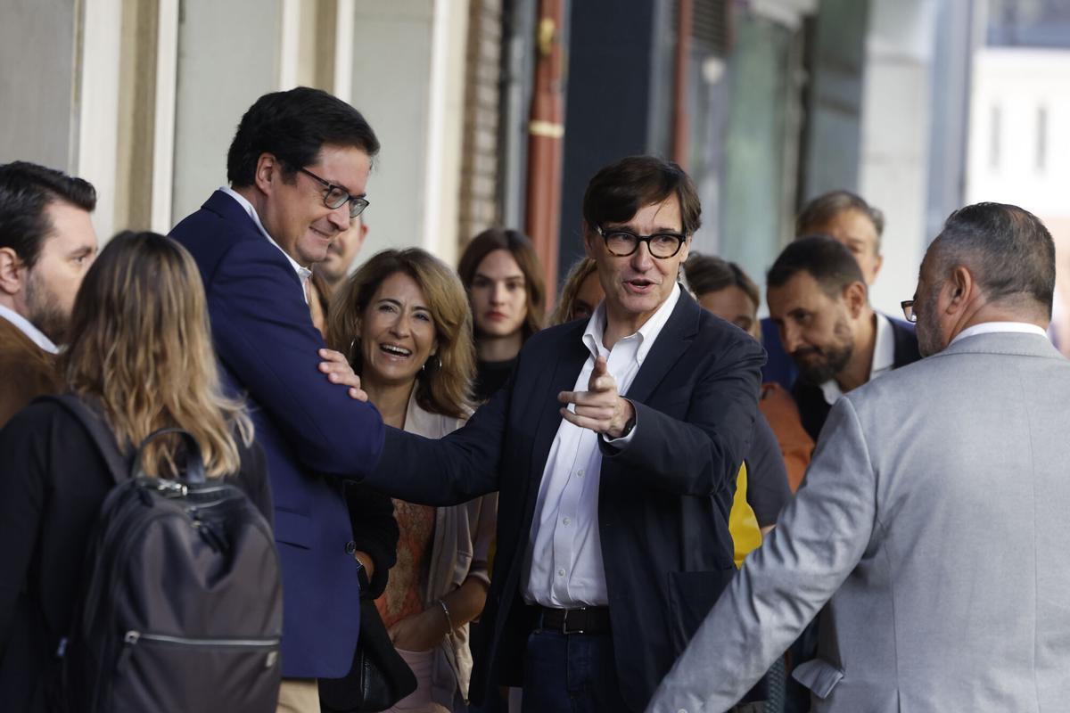 El presidente de la Generalitat, Salvador Illa, junto al ministro de Transformación Digital y de la Función Pública y líder de los socialistas madrileños, Óscar López, en el Comité Federal del PSOE en Madrid.