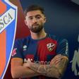 Jordi Escobar posa con la camiseta de la SD Huesca.