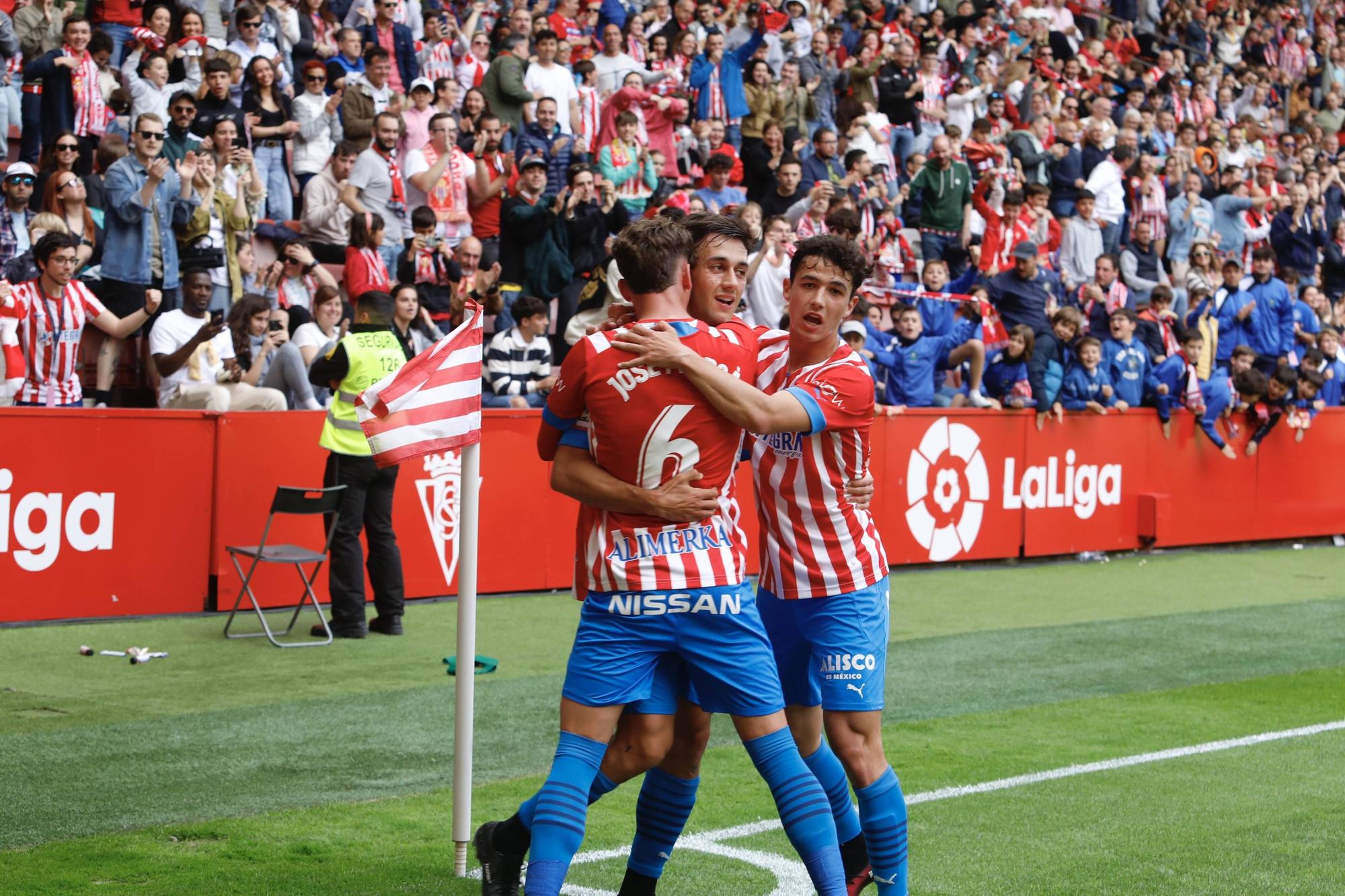 EN IMÁGENES: El Sporting vence al Lugo en El Molinón con un gran ambiente