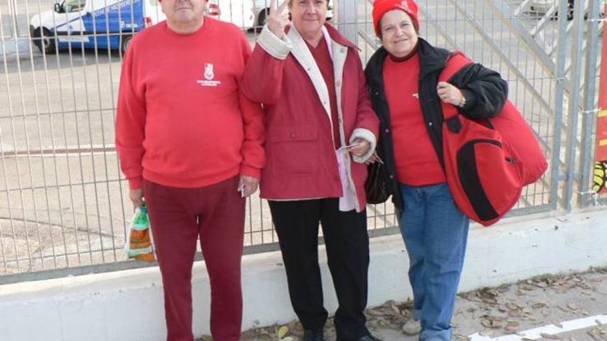 &quot;Somos de la peña de llucmajor&quot;, señalaron muy ilusionados Blai, Josefina y Magdalena, que se mostraron muy contentos de poder aparecer hoy retratados en el Diario de Mallorca.