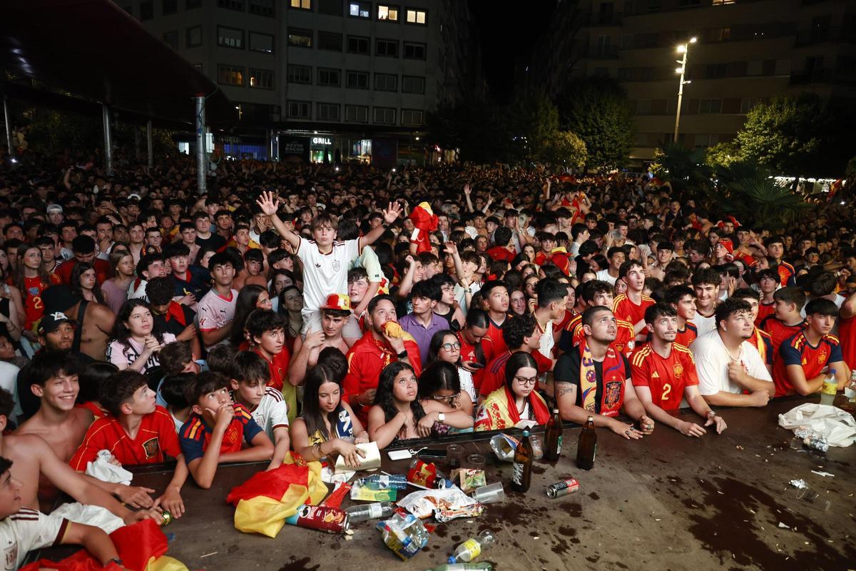 Los compostelanos vibran con La Roja