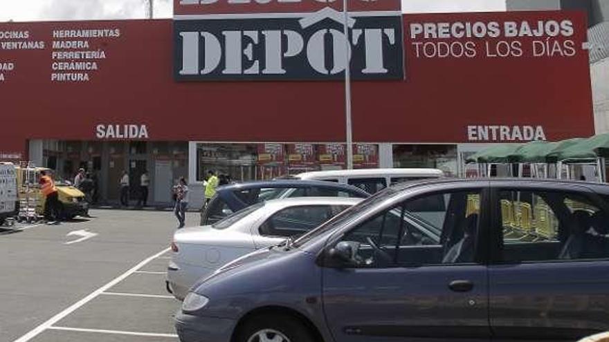 Exterior del Brico Depôt de A Grela el día de su inauguración.