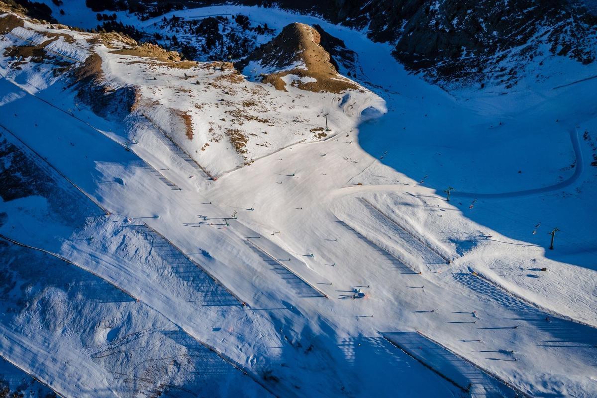 El aumento de las temperaturas significa que la gran mayoría de las estaciones de esquí del mundo ya dependen de la nieve artificial para aumentar la capa de nieve y prolongar la temporada, pero una racha récord de clima templado a fines de diciembre significa que incluso la nieve artificial ya no es posible en algunas áreas como en La Molina