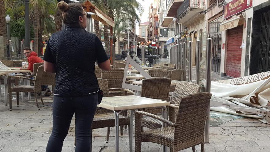 El toldo de un restaurante de la Glorieta sale despedido por las rachas de viento