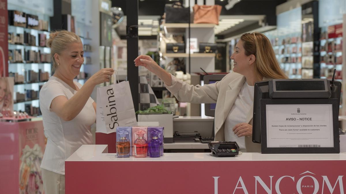 Una dependienta atiende a una clienta en una tienda de cosmética en la capital grancanaria.