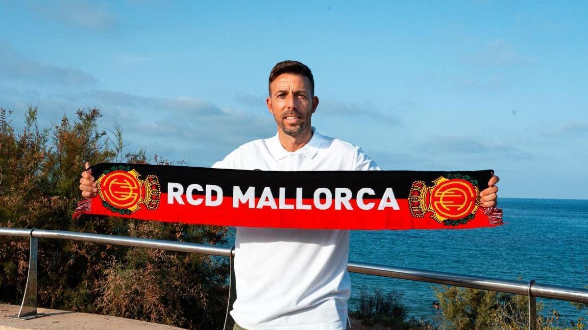 Luis García posa con una bufanda del Mallorca.