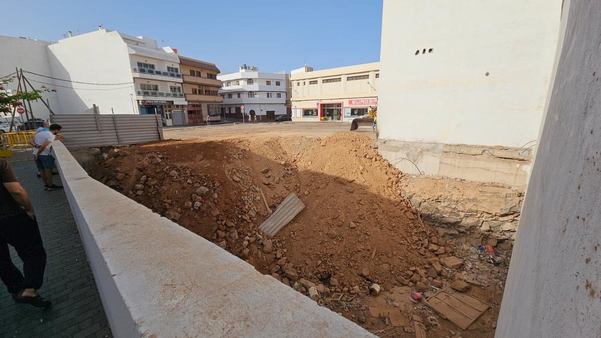 Limpieza del solar insalubre en La Vega, en Arrecife