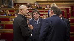 El ’president’ Carles Puigdemont, el vicepresidente Oriol Junqueras y el ’conseller’ Raül Romeva, en el hemiciclo del Parlament.
