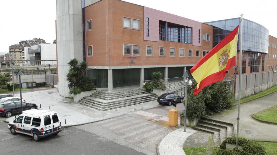 Detienen a un camarero por robar el dinero de la caja y del bote de propinas