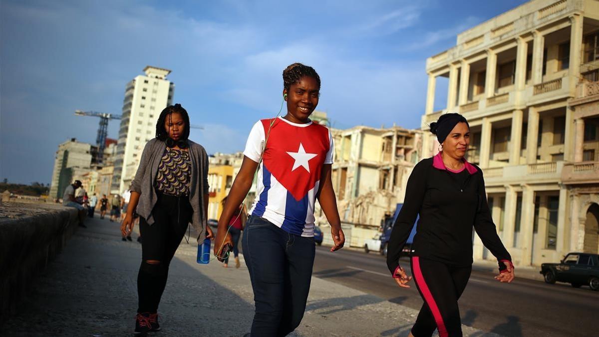 Mujeres cubanas caminan por las calles de la Habana, donde el día a día se hace difícil por las condiciones económicas
