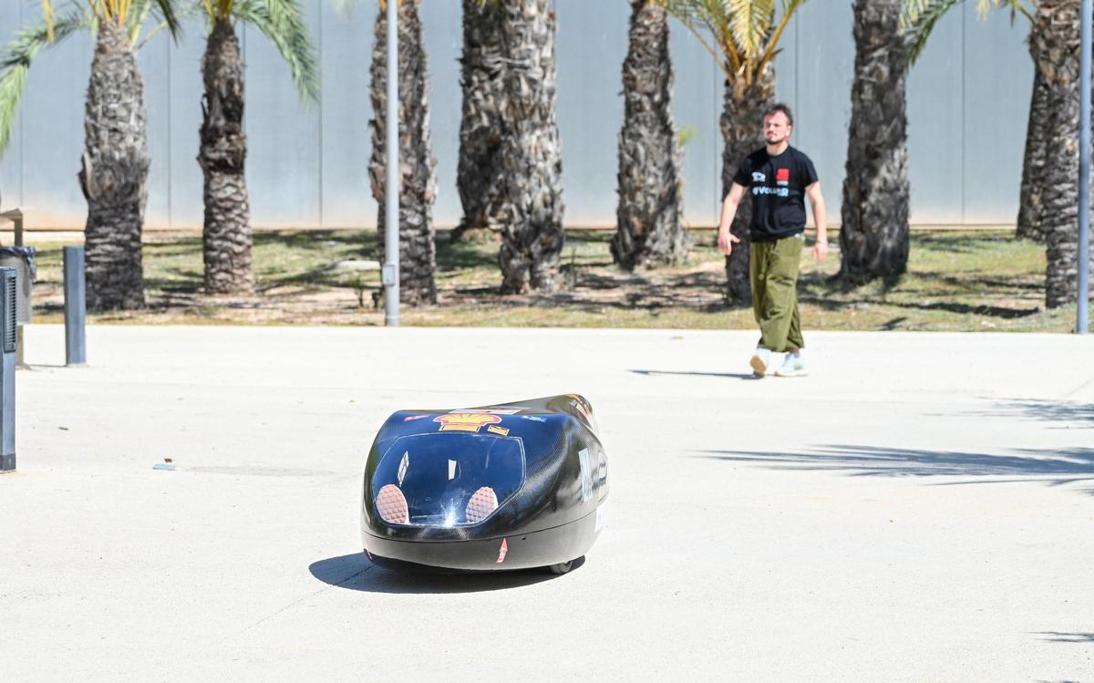 El Dátil’26 utiliza etanol como combustible y compite frente a otros vehículos diseñados para consumir la menor cantidad posible durante las pruebas en pista