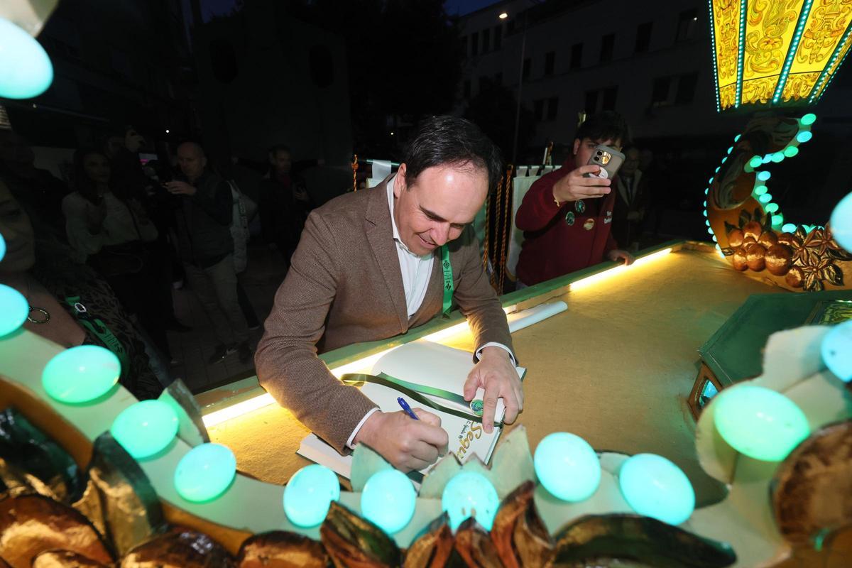 Pérez Llorca ratifica el apoyo de la Generalitat para "proteger nuestras señas de identidad como son las fiestas de la Magdalena"