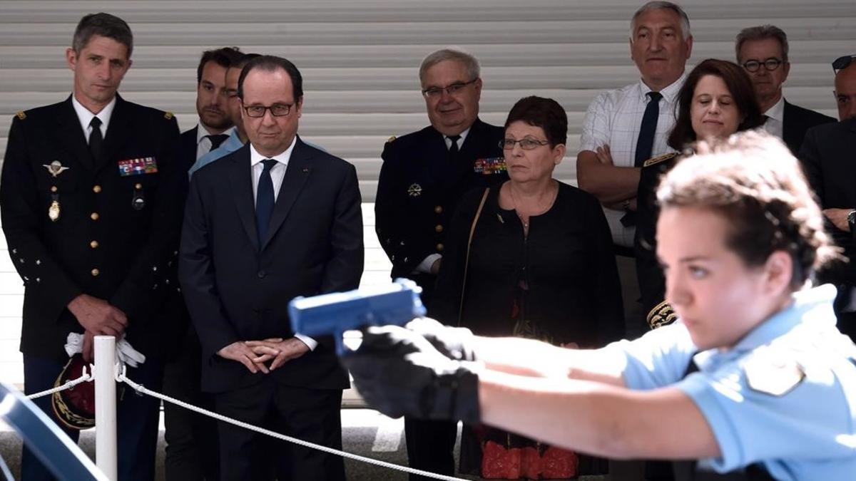 Hollande (segundo por la izquierda) visita un centro de entrenamiento de la gendarmería en Saint Astier, en el sudoeste de Francia, el 20 de julio.