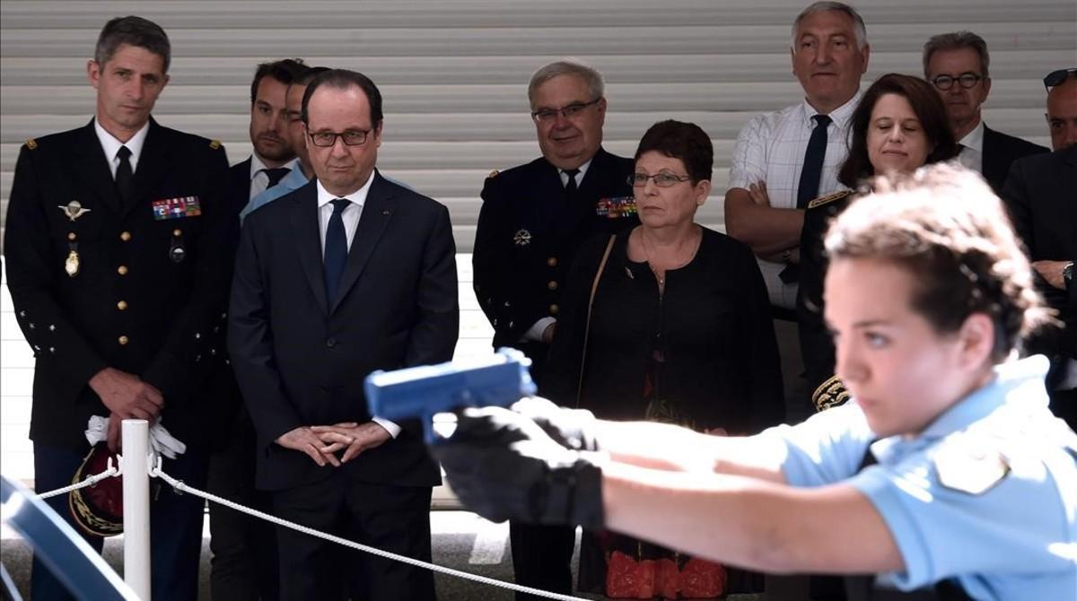 mbenach34757733 french president francois hollande  2nd l  visits the nation160720203558