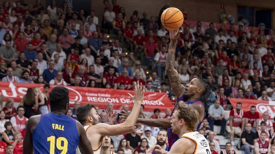 El València empata la final escombrant un Barça fràgil