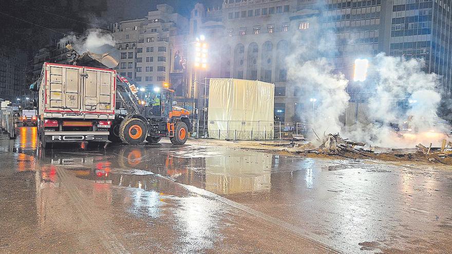 Las fallas acaban con 500 toneladas más de basura y la promesa de poner más váteres